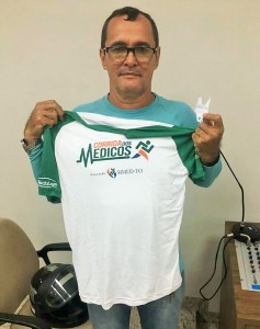 Geraldo Oliveira, primeiro a retirar o kit do atleta